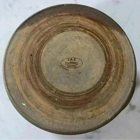 Vintage J.B.K. Canada pottery casserole dish with lid - Picture 2 of 10
